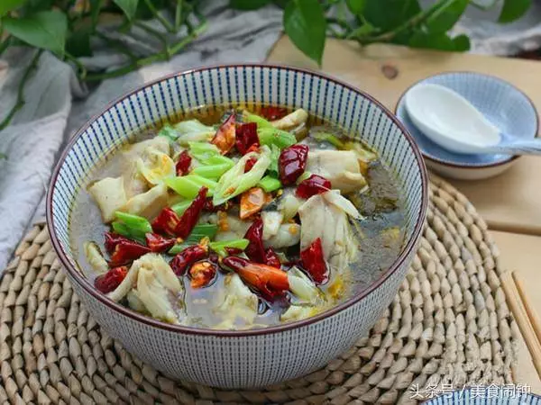 自從吃了媳婦做的這道酸菜魚,一到周末哥們就來蹭飯,攔都攔不住