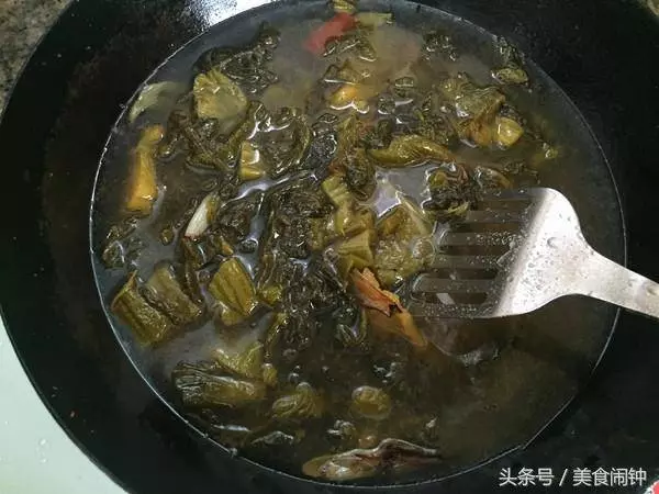 自從吃了媳婦做的這道酸菜魚,一到周末哥們就來蹭飯,攔都攔不住