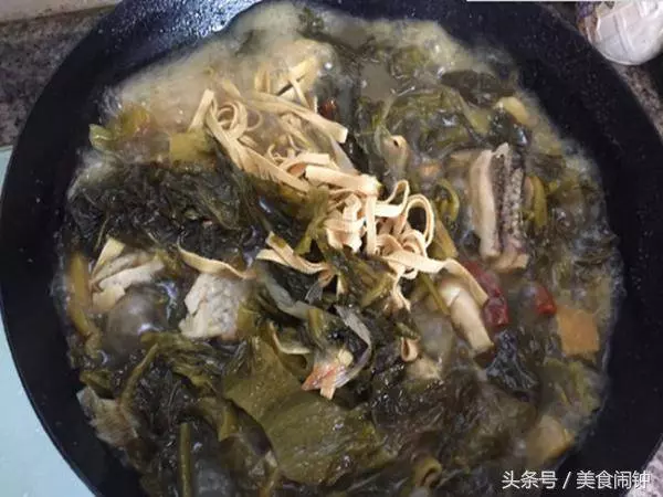 自從吃了媳婦做的這道酸菜魚,一到周末哥們就來蹭飯,攔都攔不住