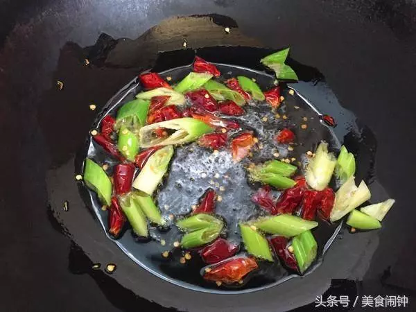 自從吃了媳婦做的這道酸菜魚,一到周末哥們就來蹭飯,攔都攔不住