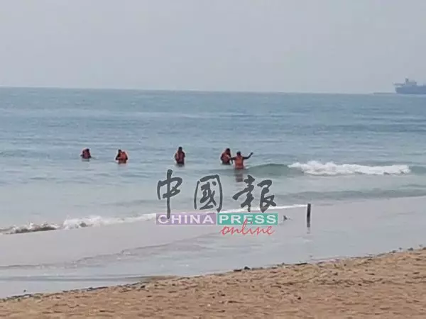 海灘戲水生悲2青年沒頂失蹤