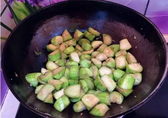 這個季節吃剛剛好,「豆腐木耳燴絲瓜」快回家試試吧 !
