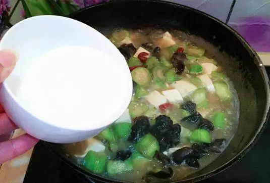 這個季節吃剛剛好,「豆腐木耳燴絲瓜」快回家試試吧 !
