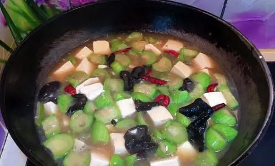 這個季節吃剛剛好,「豆腐木耳燴絲瓜」快回家試試吧 !