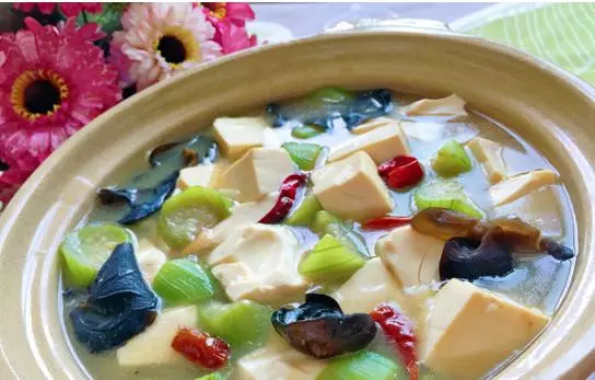 這個季節吃剛剛好,「豆腐木耳燴絲瓜」快回家試試吧 !
