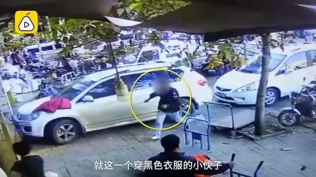 悲劇!母親遭歹徒持刀搶劫,兒子徒手制止卻被刺死
