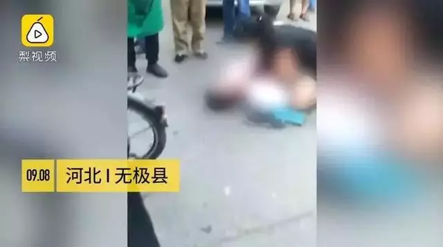悲劇!母親遭歹徒持刀搶劫,兒子徒手制止卻被刺死