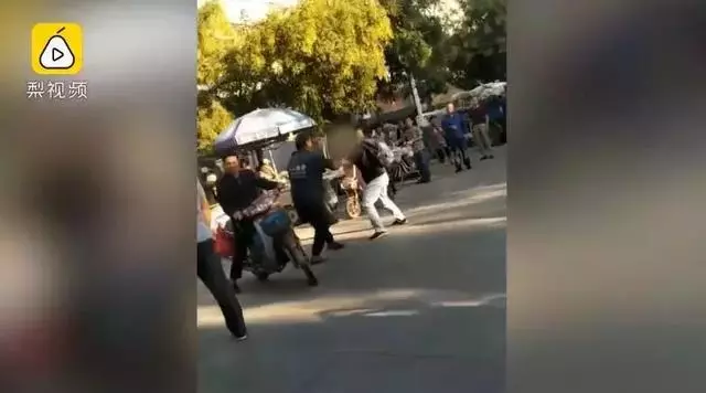 悲劇!母親遭歹徒持刀搶劫,兒子徒手制止卻被刺死