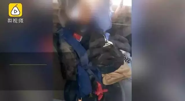 悲劇!母親遭歹徒持刀搶劫,兒子徒手制止卻被刺死