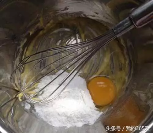 一碗麵粉,一勺紅糖,做獨家秘制的小零食,出鍋後大家狂搶