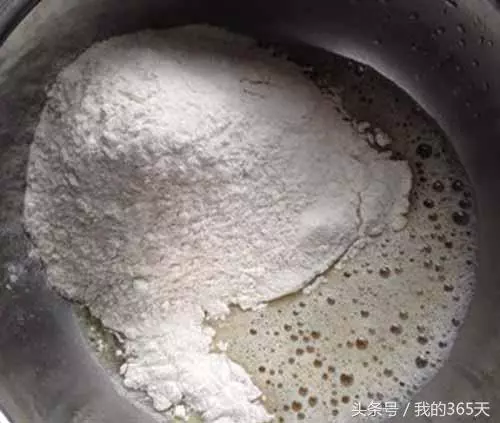一碗麵粉,一勺紅糖,做獨家秘制的小零食,出鍋後大家狂搶