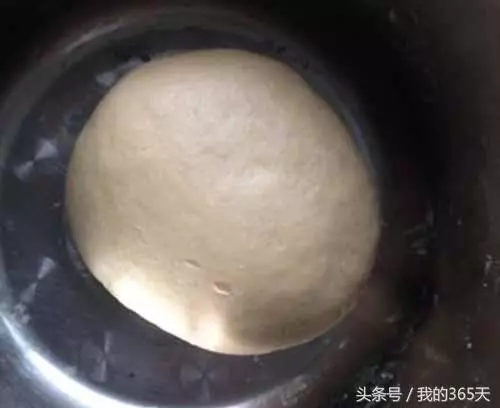 一碗麵粉,一勺紅糖,做獨家秘制的小零食,出鍋後大家狂搶