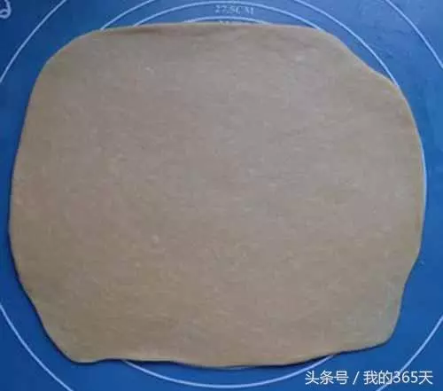 一碗麵粉,一勺紅糖,做獨家秘制的小零食,出鍋後大家狂搶