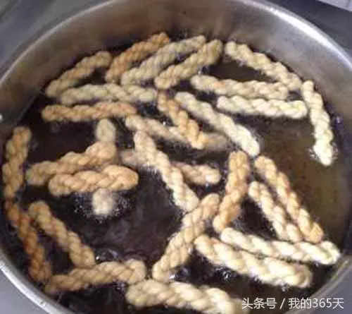 一碗麵粉,一勺紅糖,做獨家秘制的小零食,出鍋後大家狂搶