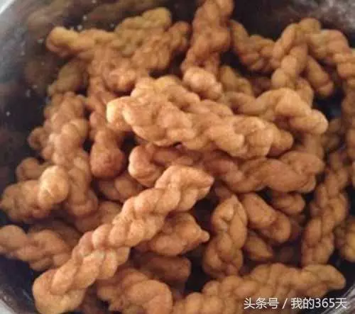 一碗麵粉,一勺紅糖,做獨家秘制的小零食,出鍋後大家狂搶