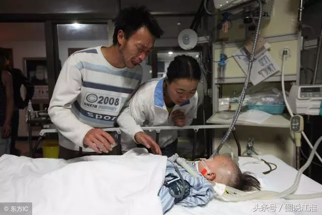 爸媽哭喊著孩子,19個月大不慎落入沙坑死了,最後捐獻了她的器官