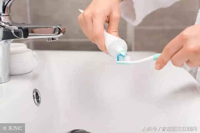 早上刷牙和晚上刷牙,哪個更重要?很少人做到晚上刷牙