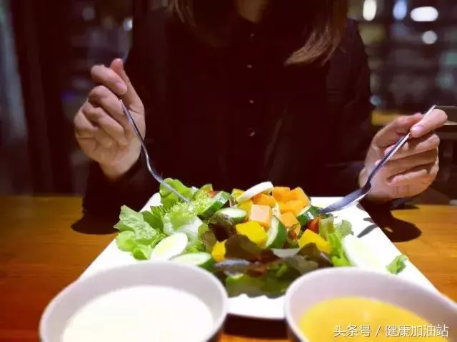 睡前餓了吃還是不吃?按這些方法吃不怕胖