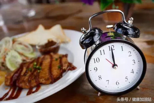 睡前餓了吃還是不吃?按這些方法吃不怕胖