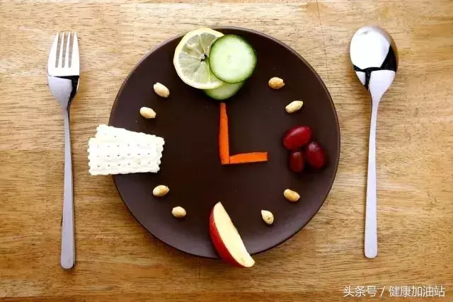 睡前餓了吃還是不吃?按這些方法吃不怕胖