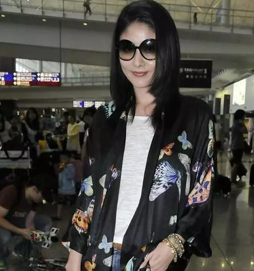 45歲陳慧琳炫富打臉李湘,街頭買菜被拍,穿著年青似少女!