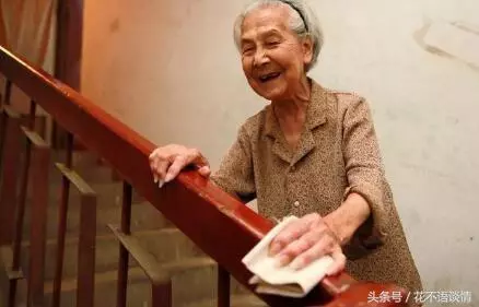 兒子生病住院,兒媳總是精心打扮後出門,婆婆跟去一看,老淚縱橫