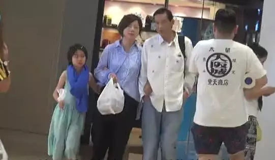 曾經是邵逸夫身邊紅人,現在擁有一個幸福家庭成肥師奶!