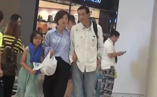 曾經是邵逸夫身邊紅人,現在擁有一個幸福家庭成肥師奶!