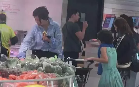 曾經是邵逸夫身邊紅人,現在擁有一個幸福家庭成肥師奶!