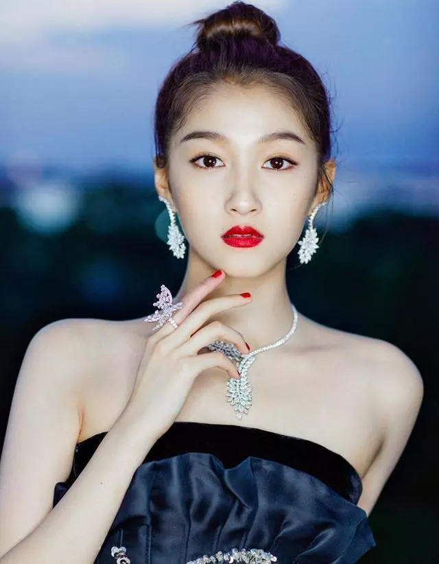 【關曉彤紅毯造型惹爭議!】抹胸裙贅肉盡顯,20歲的年紀30歲的氣質!