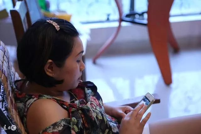 不孝兒媳打罵公婆,打工兒子正巧撞見,兒子做法讓老兩口熱淚盈眶