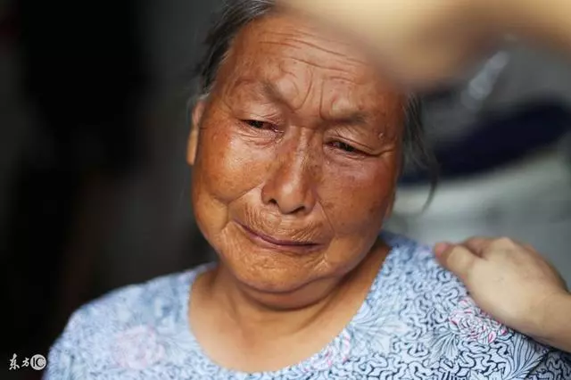 不孝兒媳打罵公婆,打工兒子正巧撞見,兒子做法讓老兩口熱淚盈眶