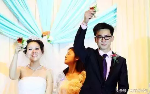 老公在外打工,每月寄回家兩千,回家推開門一看,他感動落淚