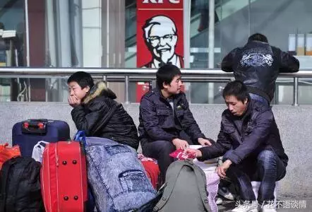 兒子畢業後沒找到合適的工作,一天看到家門口有豪車,推開門愣了