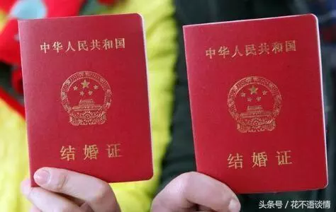 男子因救老人,錯過領結婚證,接到未婚妻電話,他開心的笑了