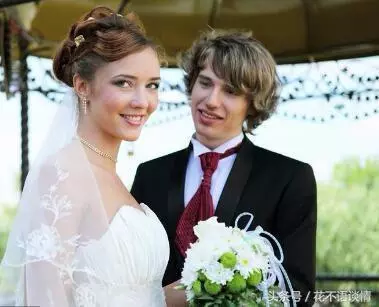 男子因救老人,錯過領結婚證,接到未婚妻電話,他開心的笑了