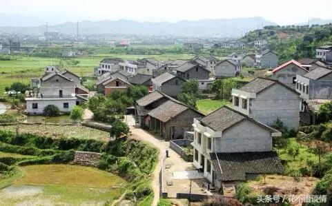 老人撿垃圾時,抱回家一個女嬰撫養,二十年後,大家說他有福氣