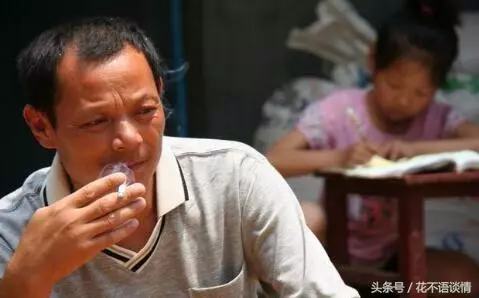 老人撿垃圾時,抱回家一個女嬰撫養,二十年後,大家說他有福氣