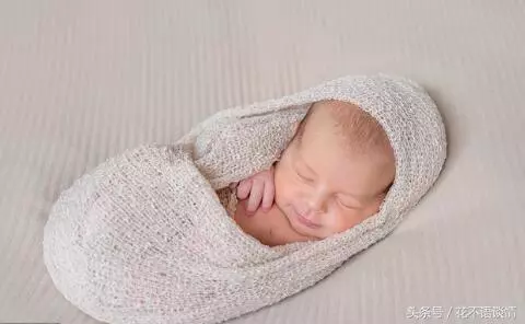 老人撿垃圾時,抱回家一個女嬰撫養,二十年後,大家說他有福氣