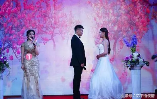 老人撿垃圾時,抱回家一個女嬰撫養,二十年後,大家說他有福氣