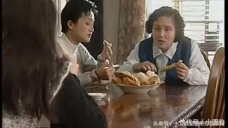 新媳婦在婆家的第一餐,小姑子想給她立規矩,不料媳婦扔碗就走