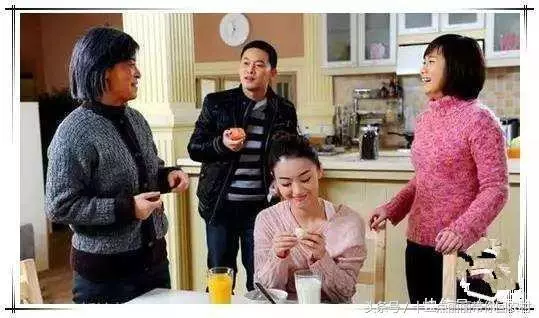新媳婦在婆家的第一餐,小姑子想給她立規矩,不料媳婦扔碗就走