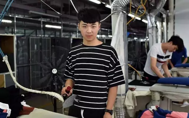 窮小子被工友欺負,老闆卻開除他,十年後再遇,才知老闆當初苦心