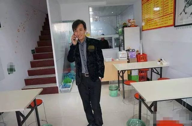 窮小子被工友欺負,老闆卻開除他,十年後再遇,才知老闆當初苦心