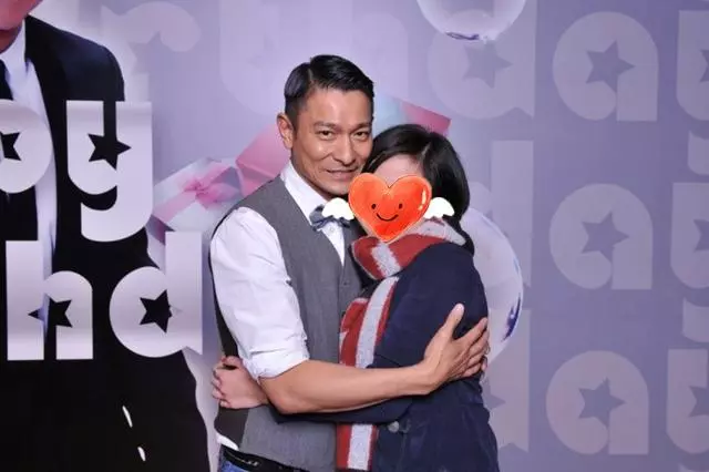 劉德華與女粉絲時隔33年再合影,網友:華仔沒老!