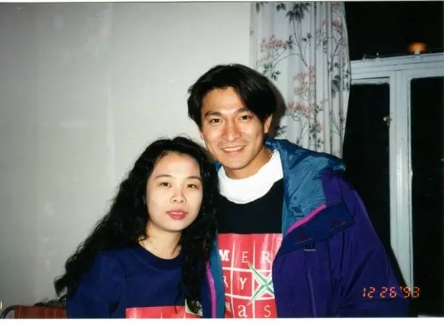 劉德華與女粉絲時隔33年再合影,網友:華仔沒老!