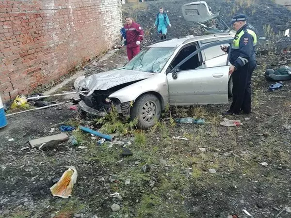 金屬管 插胸穿空 俄男車禍奇蹟生還