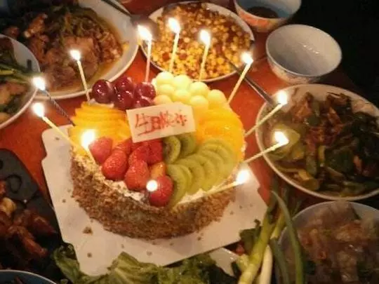 婆婆去世後,公公從老家來給我過生日,吃飯時我發現了公公的秘密