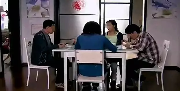 婆婆去世後,公公從老家來給我過生日,吃飯時我發現了公公的秘密