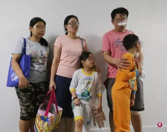 車禍後長巴飄汽油味 獅城一家四口砸窗逃命